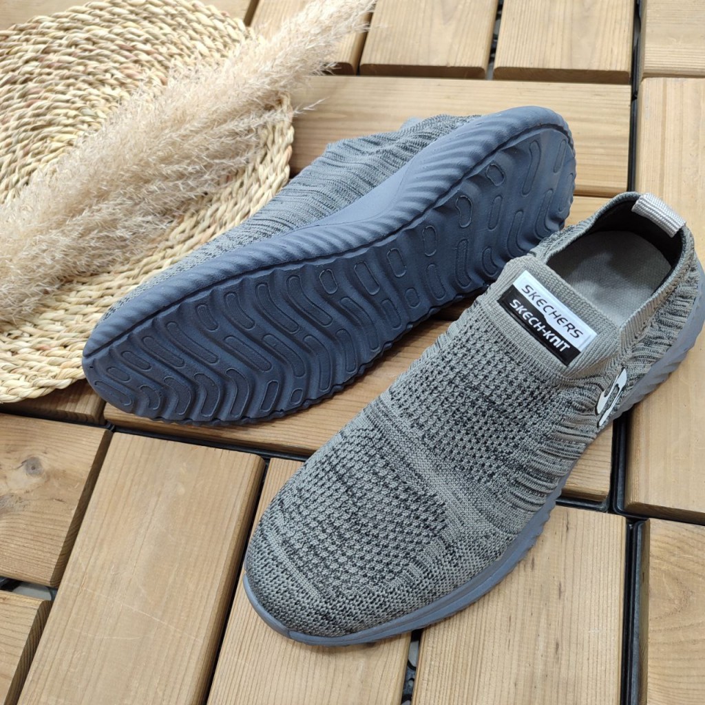 کفش کتونی اسپرت مردانه پسرانه مدل اسکیچرز  نرم و با کیفیت  رنگ مشکی مشکی زیره سفید با ارسال رایگان 3198