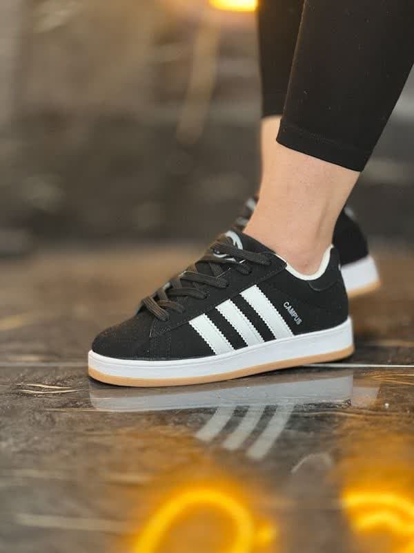 حراج دلبرانه کفش کتونی اسپرت دخترانه و زنانه مدل کامپوس  مناسب افراد خوش سلیقه رنگ مشکی سفید با ارسال رایگان