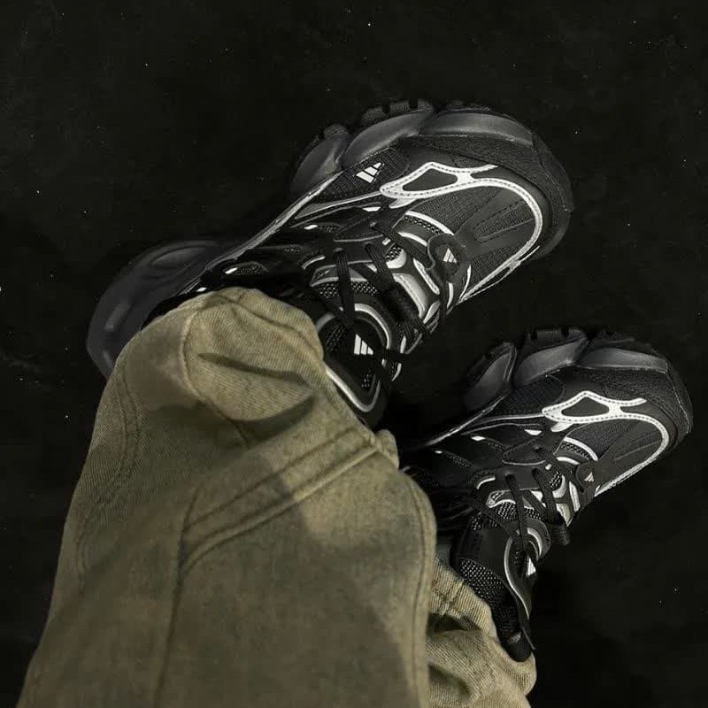 حراج باورنکردنی کفش کتونی اسپرت مردانه پسرانه  مدل آدیداس دیلاکس  شیک و خاص رنگ مشکی طوسی  با ارسال رایگان