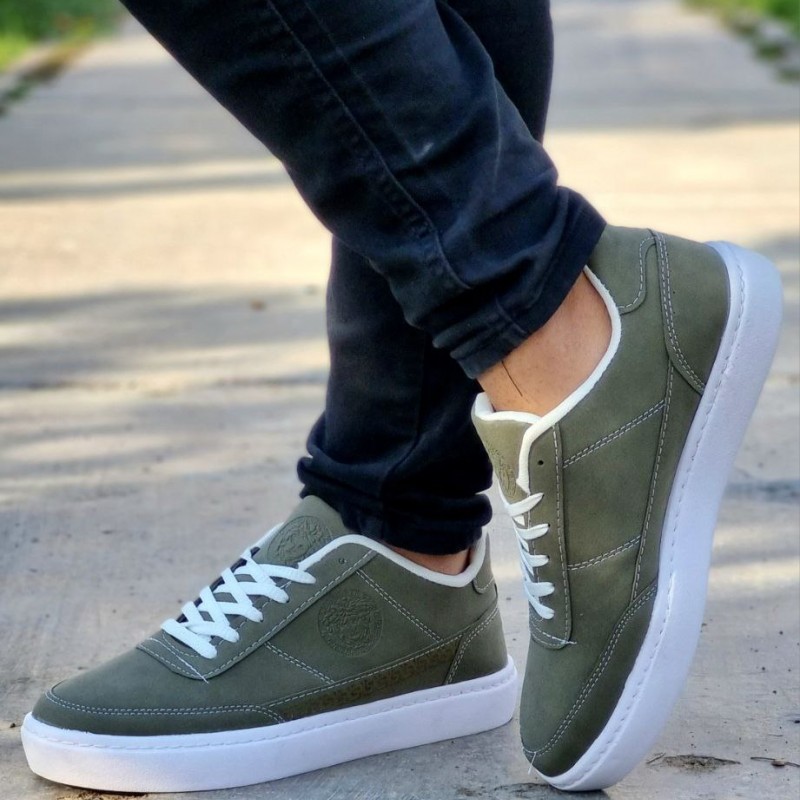 فروش ویژه کفش کتونی اسپرت ونس مردانه و پسرانه مدل ورساچه رنگ سبز زیره سفید یه کار فوق العاده جذاب و خوشپا با ارسال  رایگان