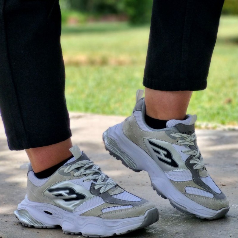 حراج فوق العاده  کفش کتونی اسپرت  زنانه و دخترانه زیره پیو مدل بالنسیاگا رنگ سفید طوسی  مناسب کار های روزانه  باارسال رایگان