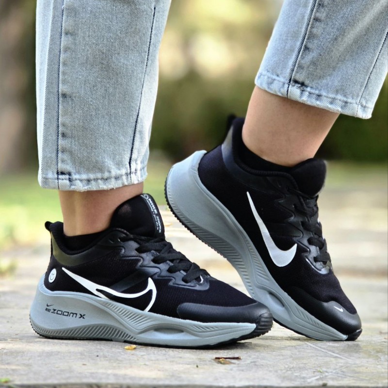 فروش شگفت انگیز کفش اسپرت کتونی نایک زومیکس  زنانه دخترانه جدید و بادوام رنگ مشکی سفید با ارسال رایگان