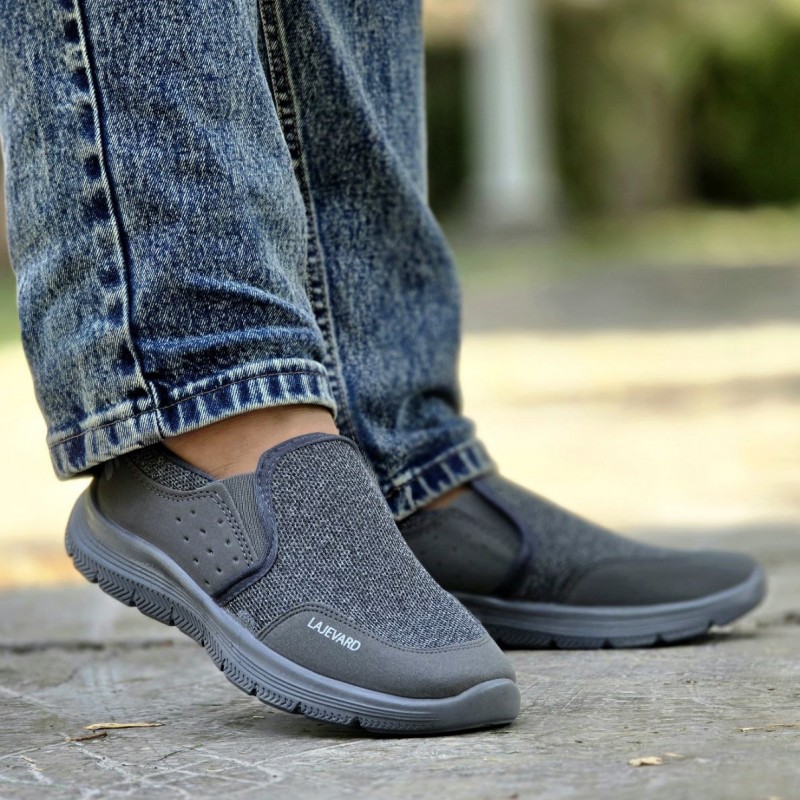 فروش خاص این هفته  کفش پیاده‌روی مردانه با جنس عالی و کیفیت بالا رنگ طوسی باارسال رایگان