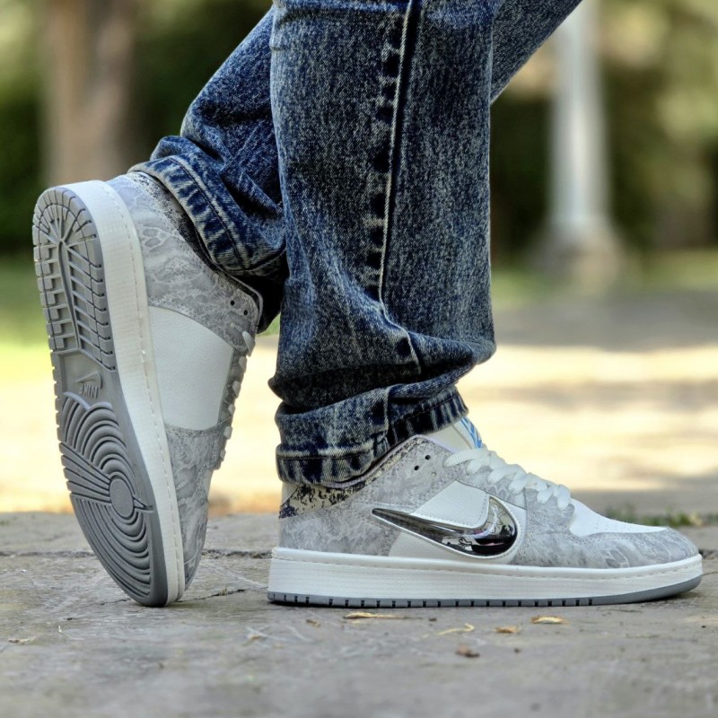 فروش ویژه کفش کتونی اسپرت نایک دراگون  زنانه و مردانه با کیفیت و جذابیت بالا رنگ طوسی سفید  با ارسال رایگان