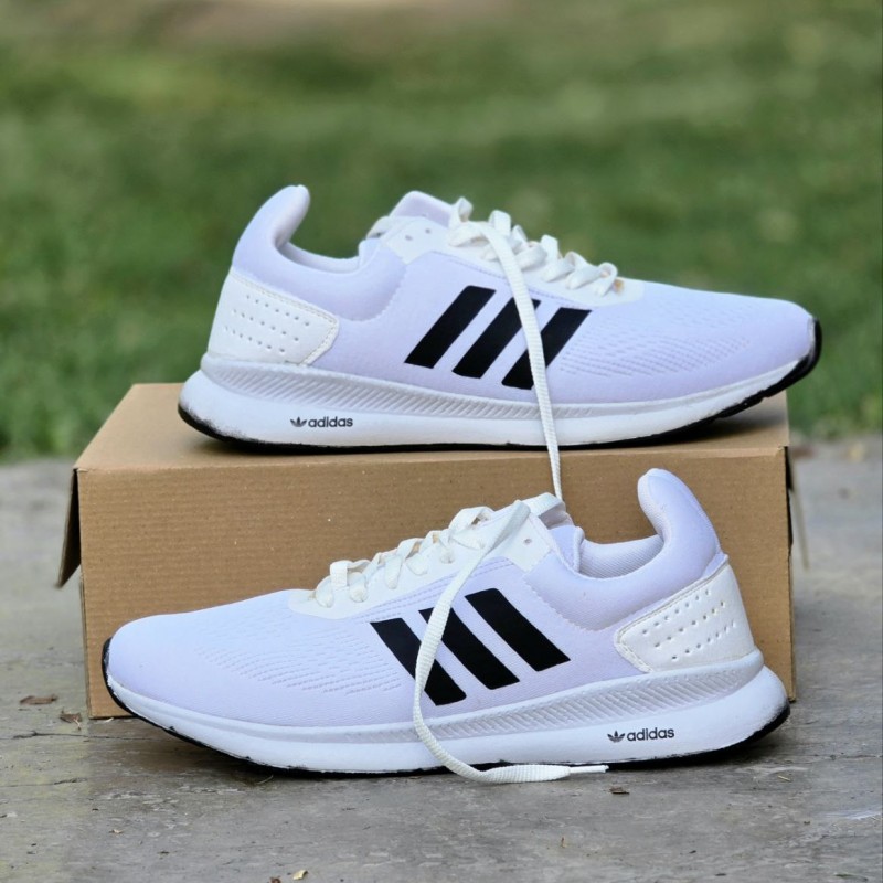 فروش بینظیرکفش کتونی اسپرت مردانه و پسرانه بزرگپا مدل  آدیداس اسپیسر زیبا و جذاب رنگ سفید مشکی باارسال رایگان