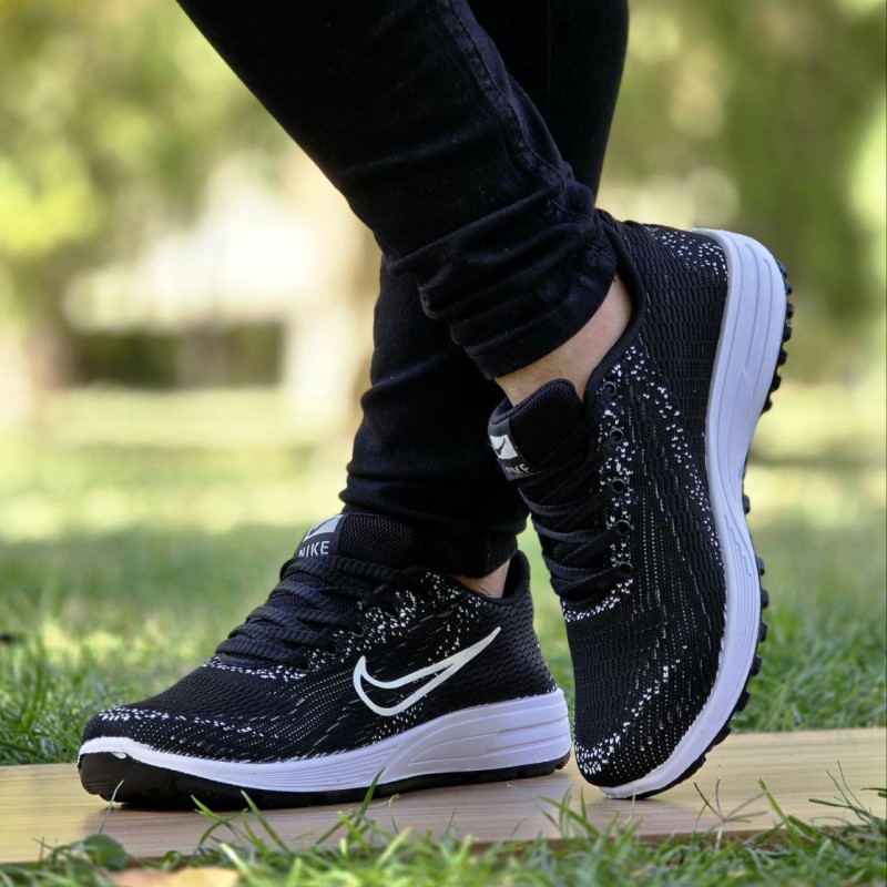 حراج فوق العاده کفش کتونی اسپرت مردانه  پسرانه مدل نایک به روز وجدید  رنگ مشکی زیره سفید با ارسال رایگان