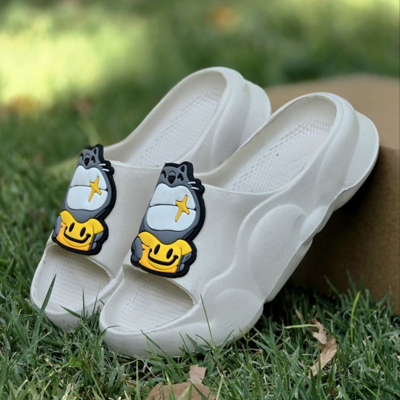 تخفیف  بی نقص دمپایی صندل  بچگانه  کرومی عروسکی دخترانه پسرانه نرم و مدرن رنگ سفید  با ارسال رایگان