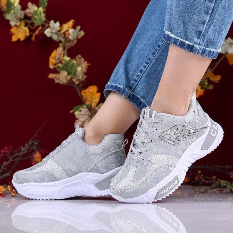 مدل جدید کفش کتونی اسپرت زنونه دخترانه شیک و با کلاس برگی چنل طوسی زیره سفید 4558