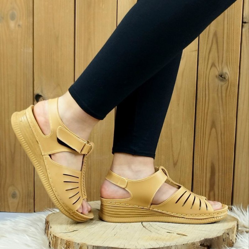 دمپایی صندل تابستانه دخترانه زنانه  زیره طبی محکم با کیفیت عالی رنگ کرمی  با ارسال رایگان