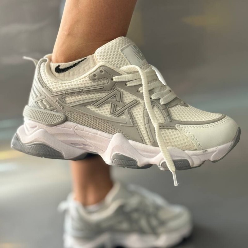حراج ویژه کفش اسپرت دخترانه زنانه مدل نیوبالانس  دلنشین و جذاب سفیدطوسی  با ارسال رایگان