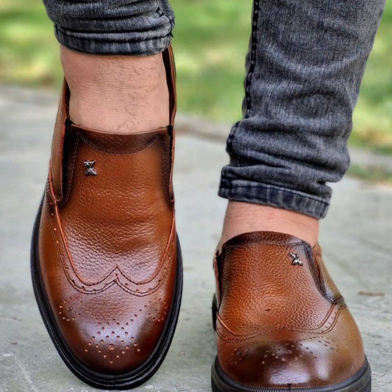 فروش فوق العاده کفش مجلسی اداری مردانه چرم طبیعی  ررویه خط دار زیره پیو رنگ قهوه ای بادوام و شیک  با ارسال رایگان