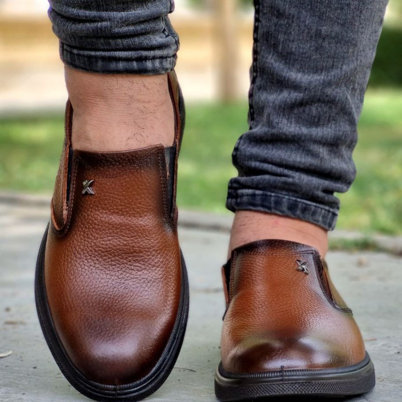 فروش ویژه کفش مجلسی اداری مردانه چرم طبیعی رویه خط دار  زیره طبی سبک و راحت رنگ قهوه ای روشن شیک و جذاب با ارسال رایگان