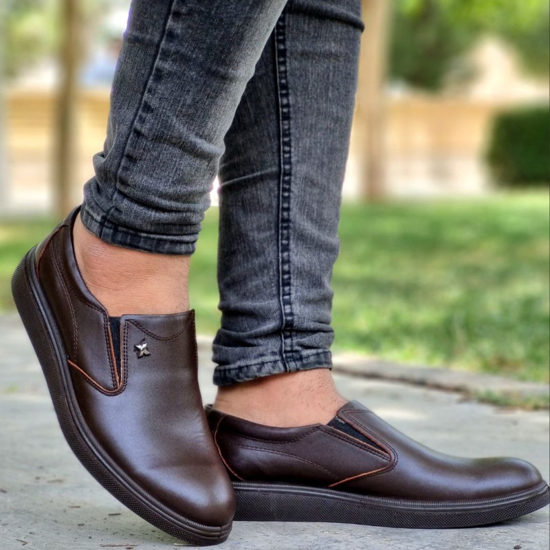 فروش فوق العاده کفش مجلسی اداری مردانه چرم طبیعی رویه ساده شیک  زیره طبی  رنگ قهوه ای تیره ساده و شیک با ارسال رایگان