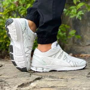 حراج پرطرفدار کفش کتونی اسپرت مردانه مدل اسیکس شیک وکلاسیک رنگ سفید طوسی با ارسال رایگان