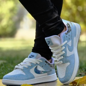 فروش ویژه کفش کتونی اسپرت نایک دراگون  زنانه و مردانه راحت و کلاسیک رنگ سفید و طوسی با ارسال رایگان