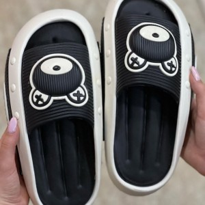 فروش جذاب  دمپایی صندل  دخترانه و زنانه کرومی مدل جسیکا فوق العاده راحت با طرح خرسی رنگ سفید مشکی با ارسال رایگان