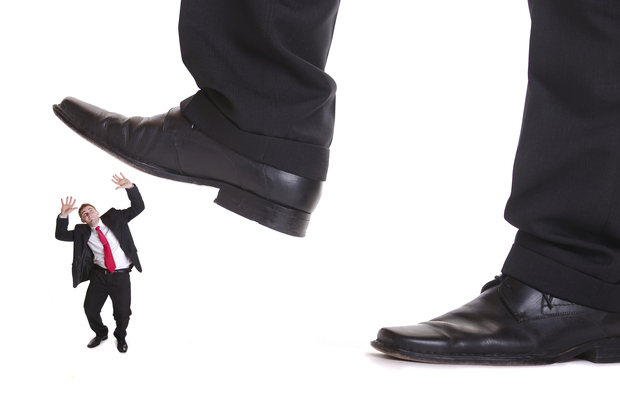 چگونه یک مدیر کوچک به شما آسیب میزند؟