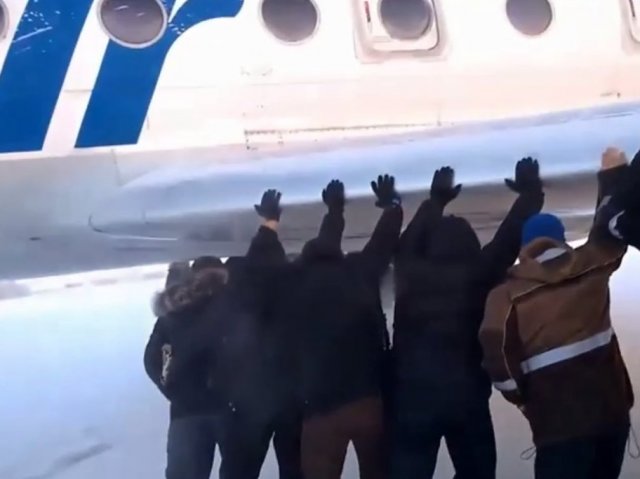 فیلم هل دادن هواپیما توسط مسافران