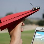 کنترل هواپیمای کاغذی دست ساز به کمک تلفن هوشمند