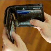 کیف پول عجیبی که جلوی خرید کردن شما را می گیرد