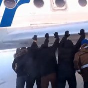 فیلم هل دادن هواپیما توسط مسافران
