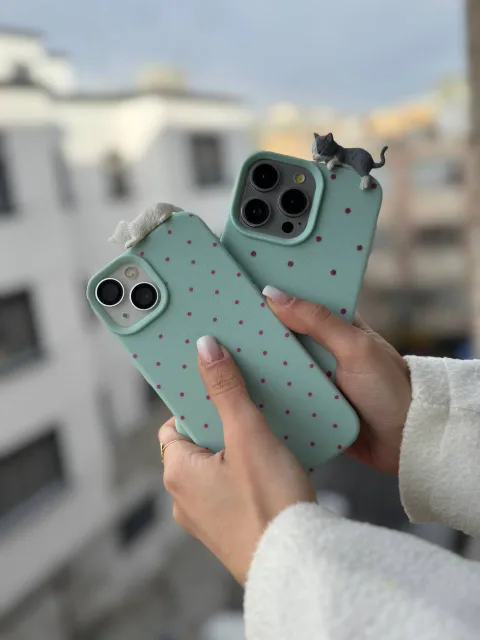 محافظ گوشی طرح نعنایی با خال‌های قرمز و گربه‌های کوچک