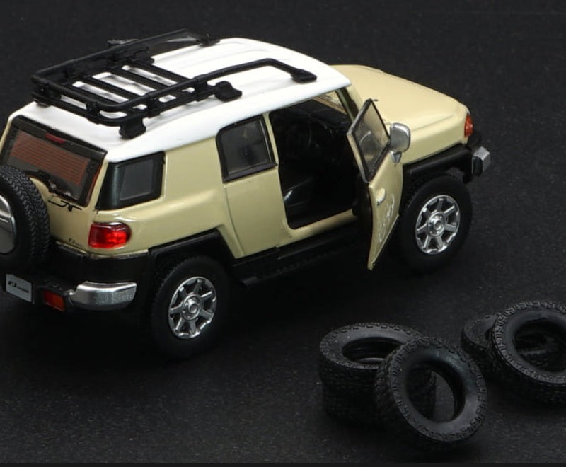ماکت ۱:۶۴  تویوتا fj cruiser استخوانی Toyota FJ Cruiser with extra wheels Ivory BM C