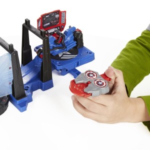 ست بازی اونجرز شامل هالک باستر و کاپیتان آمریکا