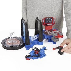 ست بازی اونجرز شامل هالک باستر و کاپیتان آمریکا