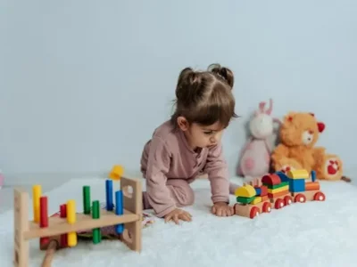 بهترین اسباب‌بازی برای تقویت مهارت دست‌ ورزی کودکان