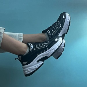 فروووش ویژه کفش کتونی کتونی اسپرت دخترانه و زنانه مدل نایک فشیوون  رنگ مشکی زیره سفید جدید و پرطرفدار  با ارسال رایگان