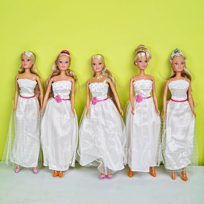 عروسک باربی با لباس سفید تک عددی کد P/HC06/E