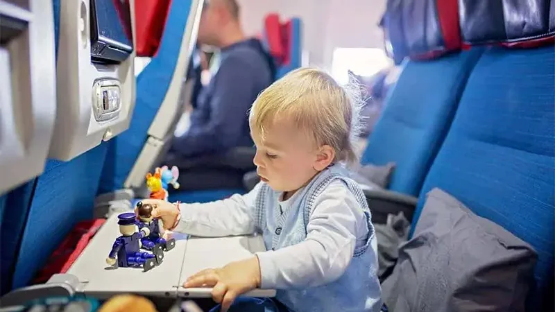 بهترین ترفندهای سرگرم کردن کودک در هواپیما [سفر هوایی]