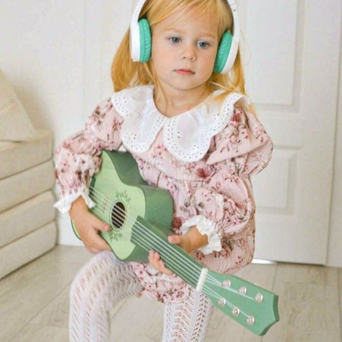 اسباب بازی گیتار چوبی سبز کلاسیک ورلد Vintage Guitar classic world کد 40577