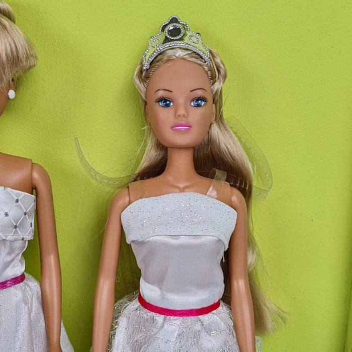 عروسک باربی با لباس سفید کد P/HC06/E