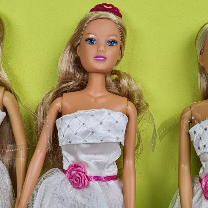 عروسک باربی با لباس سفید کد P/HC06/E