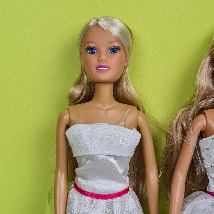 عروسک باربی با لباس سفید کد P/HC06/E