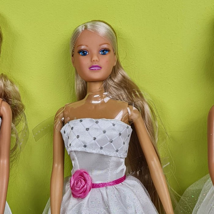 عروسک باربی با لباس سفید کد P/HC06/E