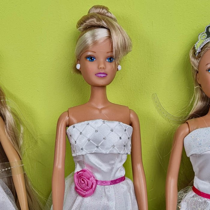 عروسک باربی با لباس سفید کد P/HC06/E