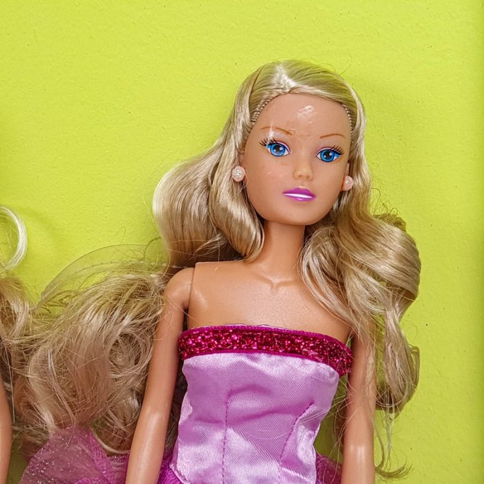 عروسک باربی با لباس بنفش کد P/HC06/F