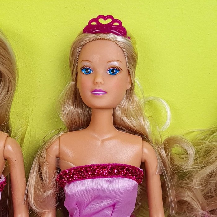 عروسک باربی با لباس بنفش کد P/HC06/F