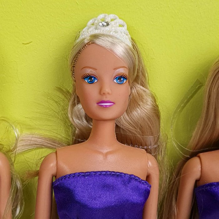 عروسک باربی با لباس دکلته بنفش زرد کد P/HC06/D