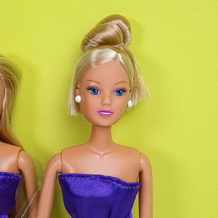 عروسک باربی با لباس دکلته بنفش زرد کد P/HC06/D