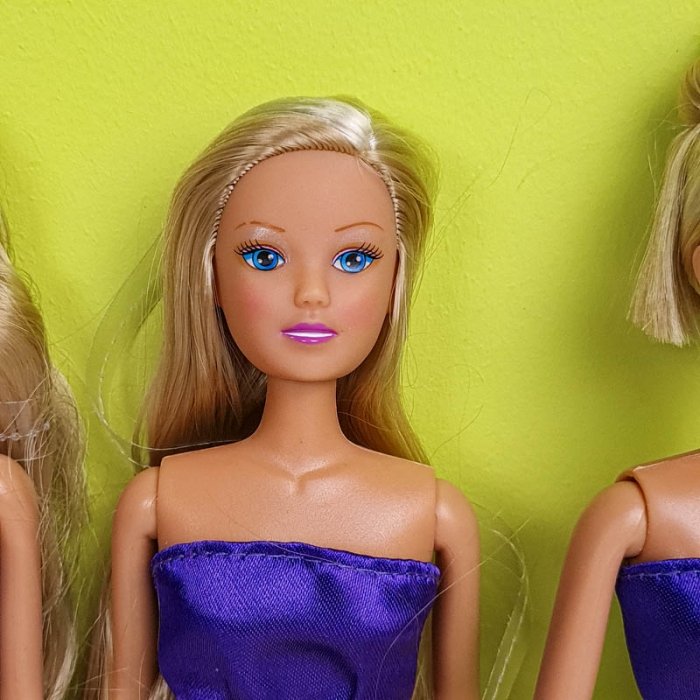 عروسک باربی با لباس دکلته بنفش زرد کد P/HC06/D