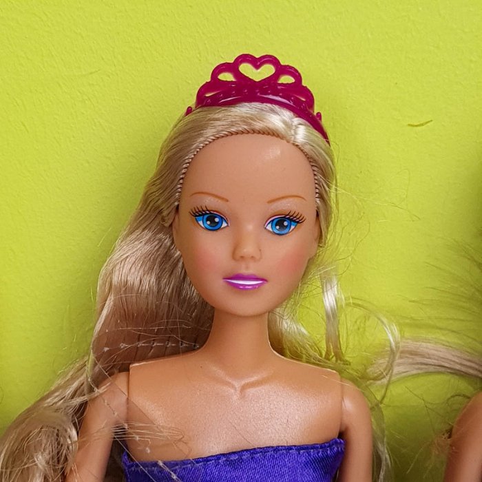 عروسک باربی با لباس دکلته بنفش زرد کد P/HC06/D