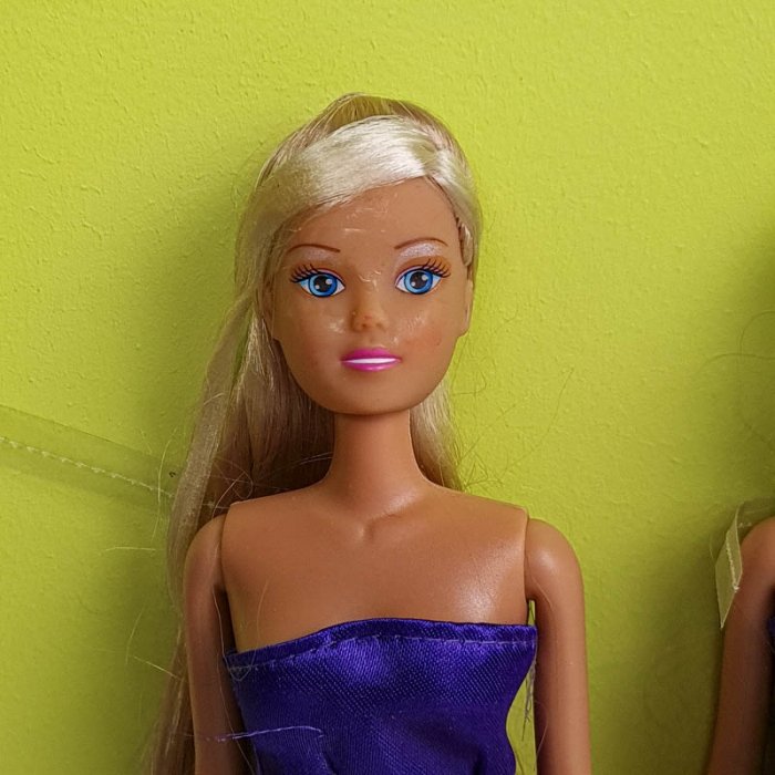 عروسک باربی با لباس دکلته بنفش زرد کد P/HC06/D