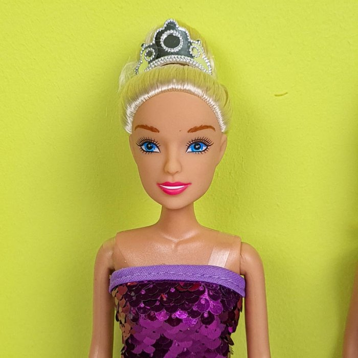 عروسک باربی با لباس دکلته پولکی ارغوانی کد P/HC06/C