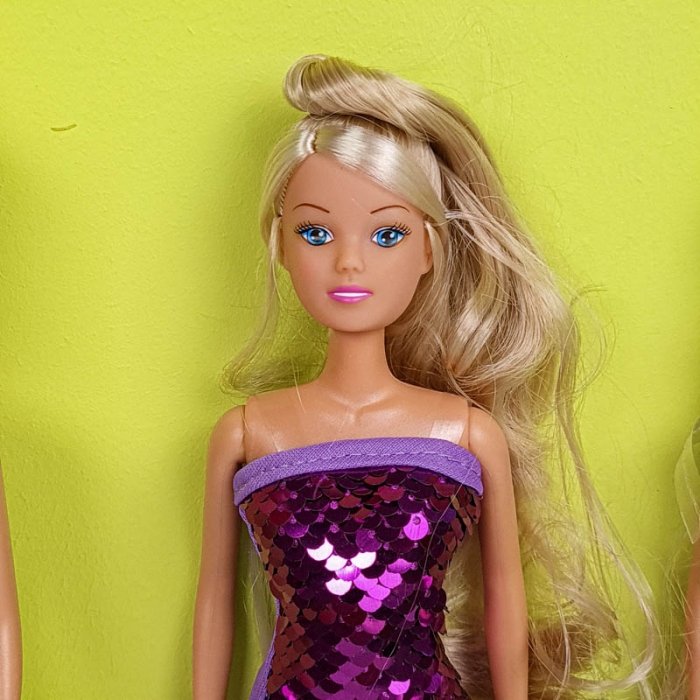 عروسک باربی با لباس دکلته پولکی ارغوانی کد P/HC06/C