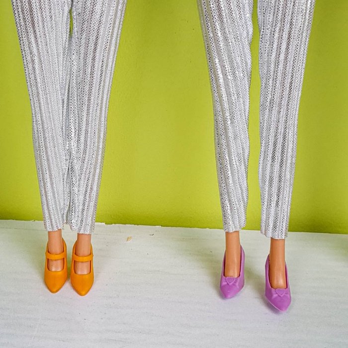 عروسک باربی با لباس اورال نقره ای مو طلایی کد P/HC06/B