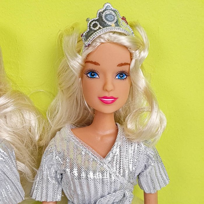 عروسک باربی با لباس اورال نقره ای مو طلایی کد P/HC06/B